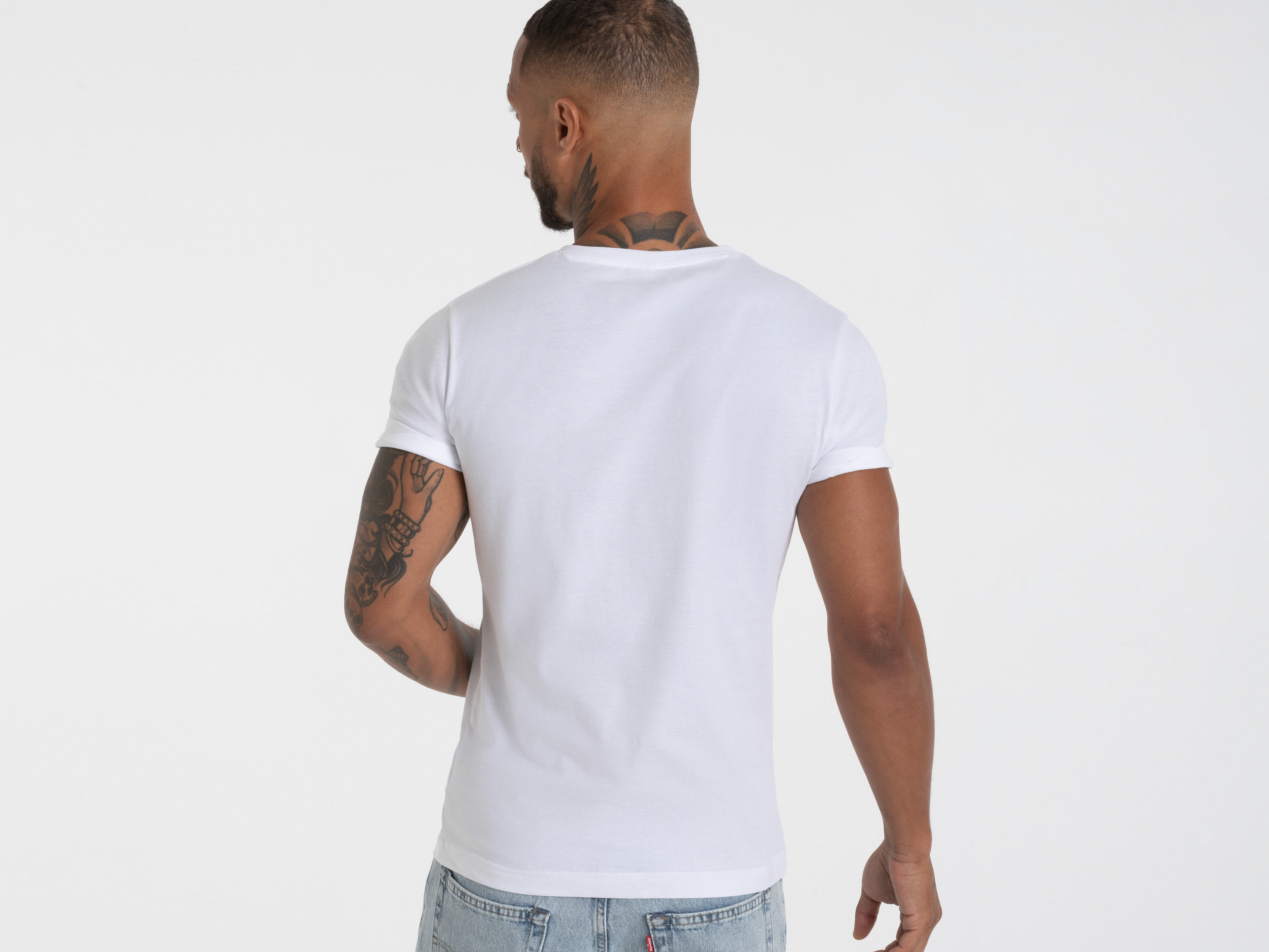 Weiße Rückansicht des Unisex-Shirts – schlicht und ohne Aufdruck auf der Rückseite.