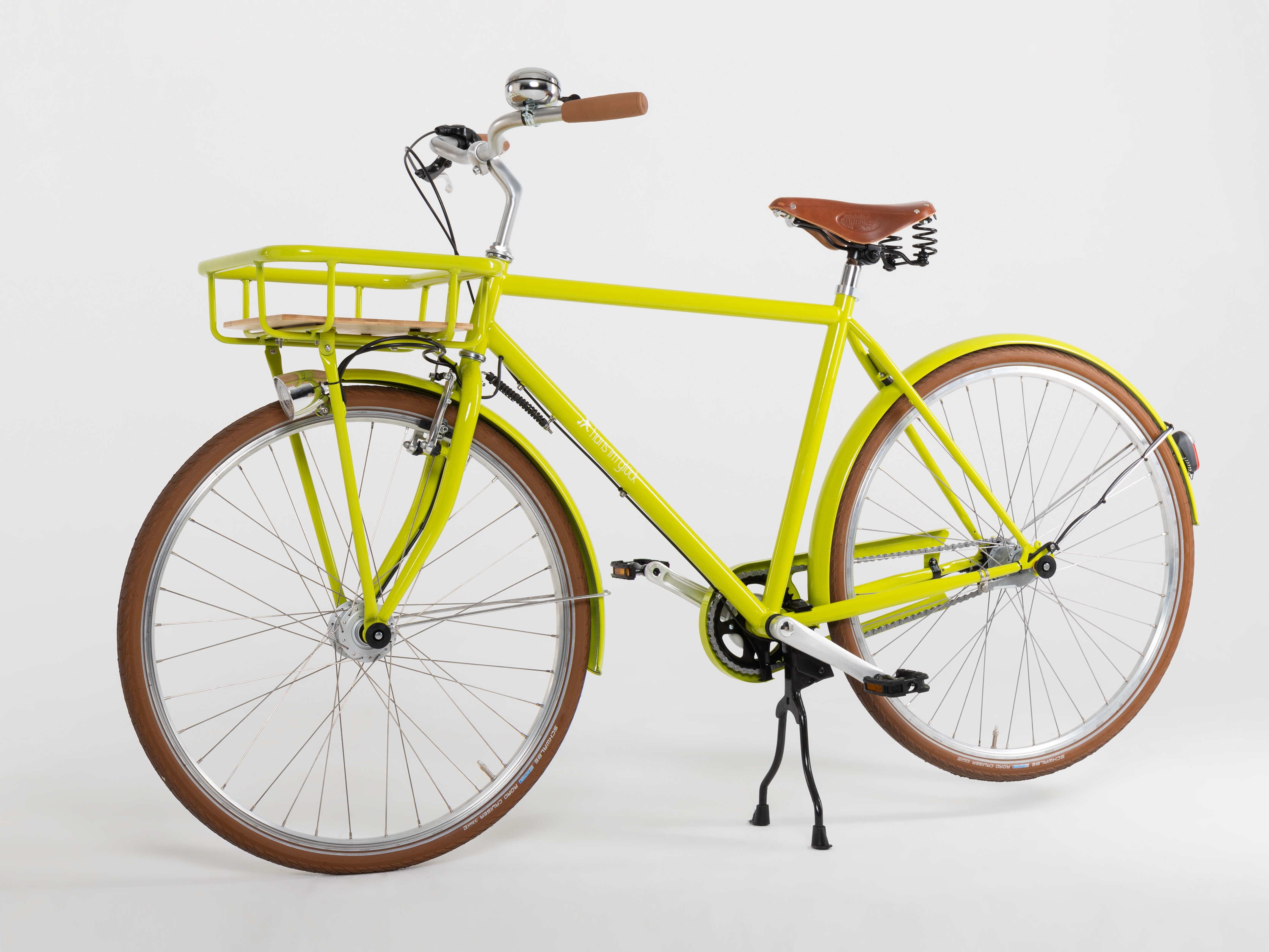 Studiobild eines gelben City-Bikes mit Holzdetails und schwarzem Gepäckträger – neutraler Hintergrund zur Produktdarstellung.