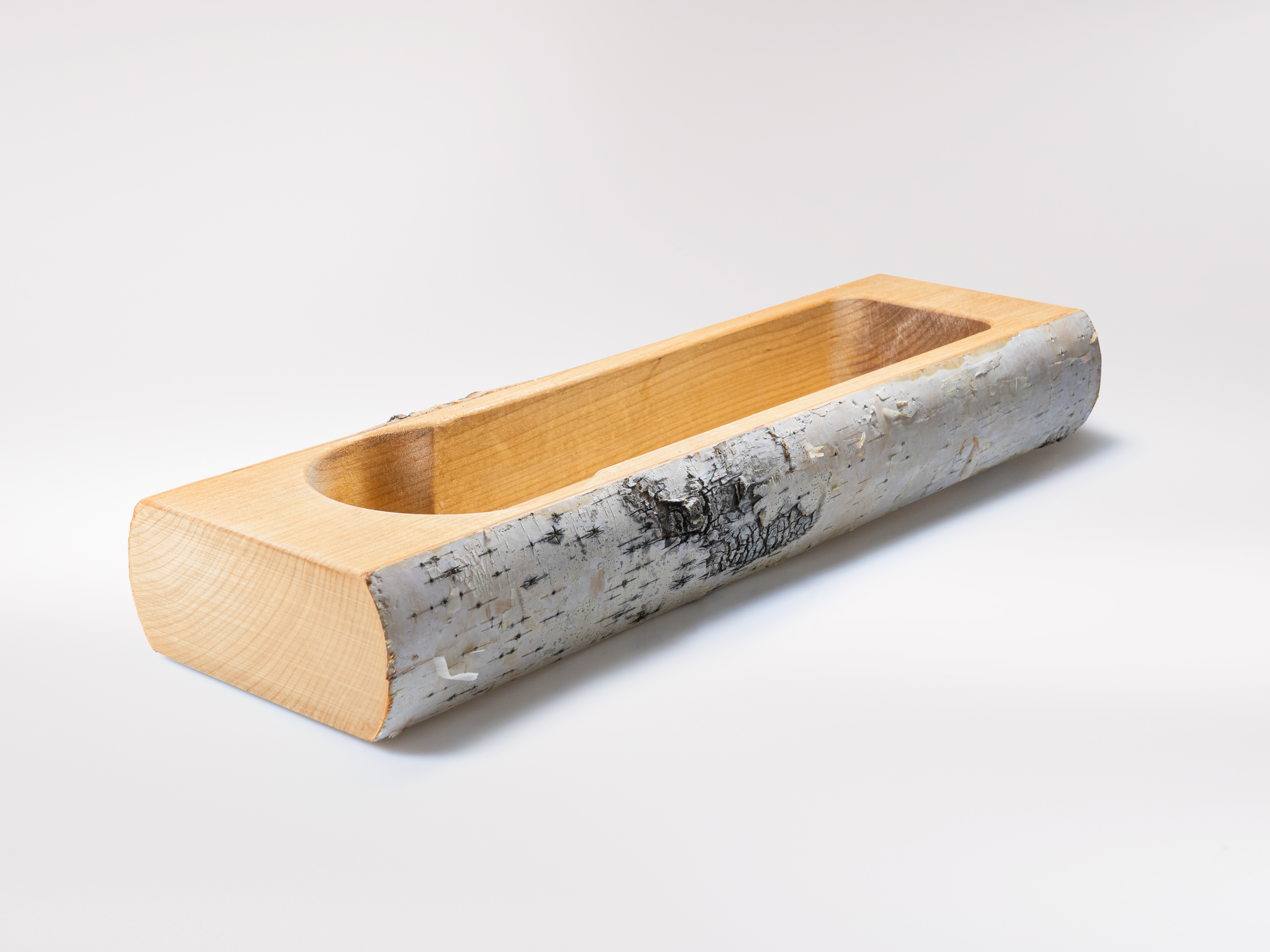 Naturbelassene Holzbasis mit weiß-grauer Rinde – Menage-Schale mit organischer Maserung, freigestellt.