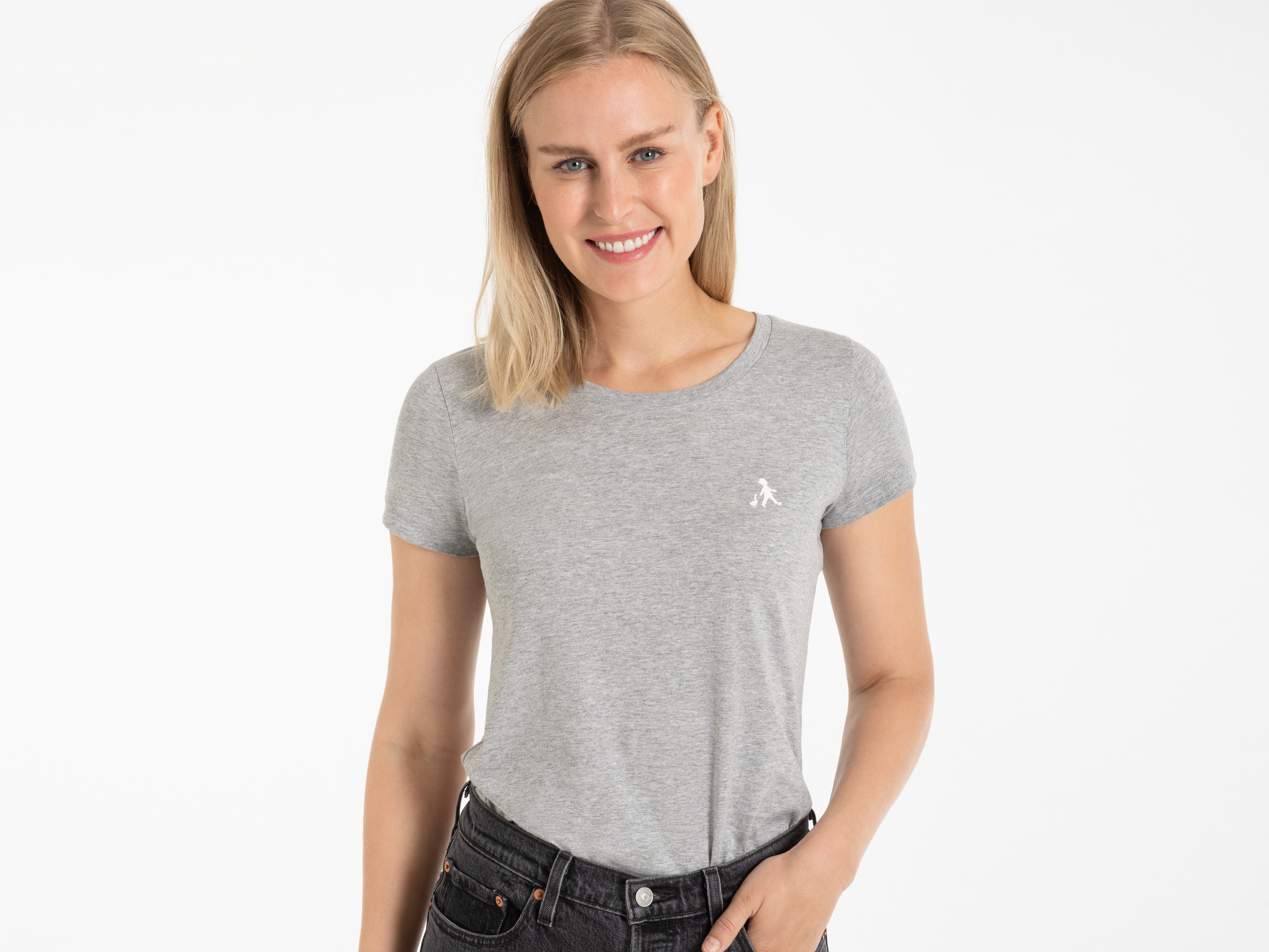 Frau im grauen ‚Hans im Glück‘-T-Shirt mit kleinem Logo – lässiger Look für Alltag und Freizeit.