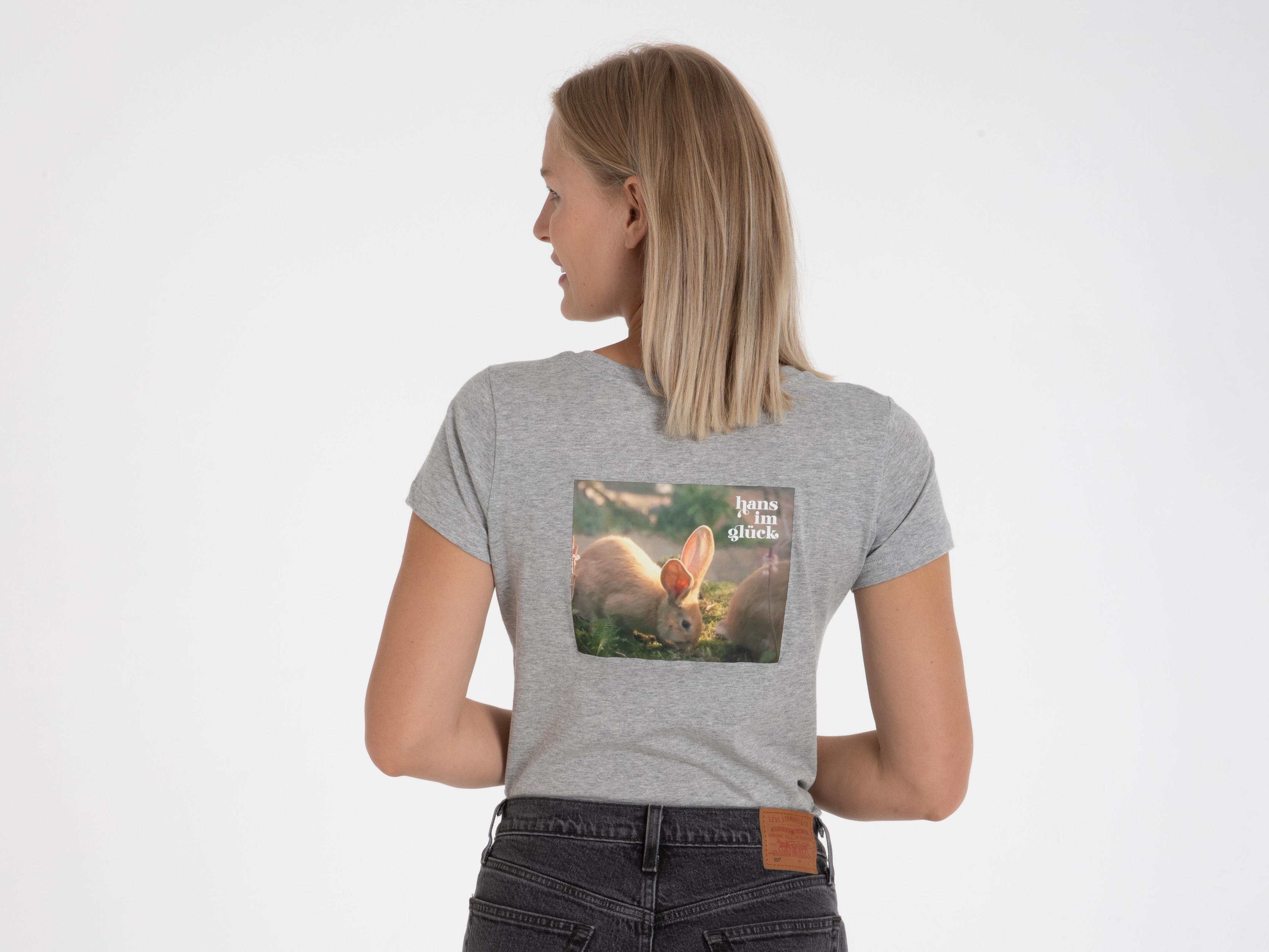 Damen T-Shirt in Weiß mit Hasen-Print und ‚Hans im Glück‘-Motiv. Bequemes, stylisches Shirt mit liebevollem Design – ideal für Alltag und Freizeit