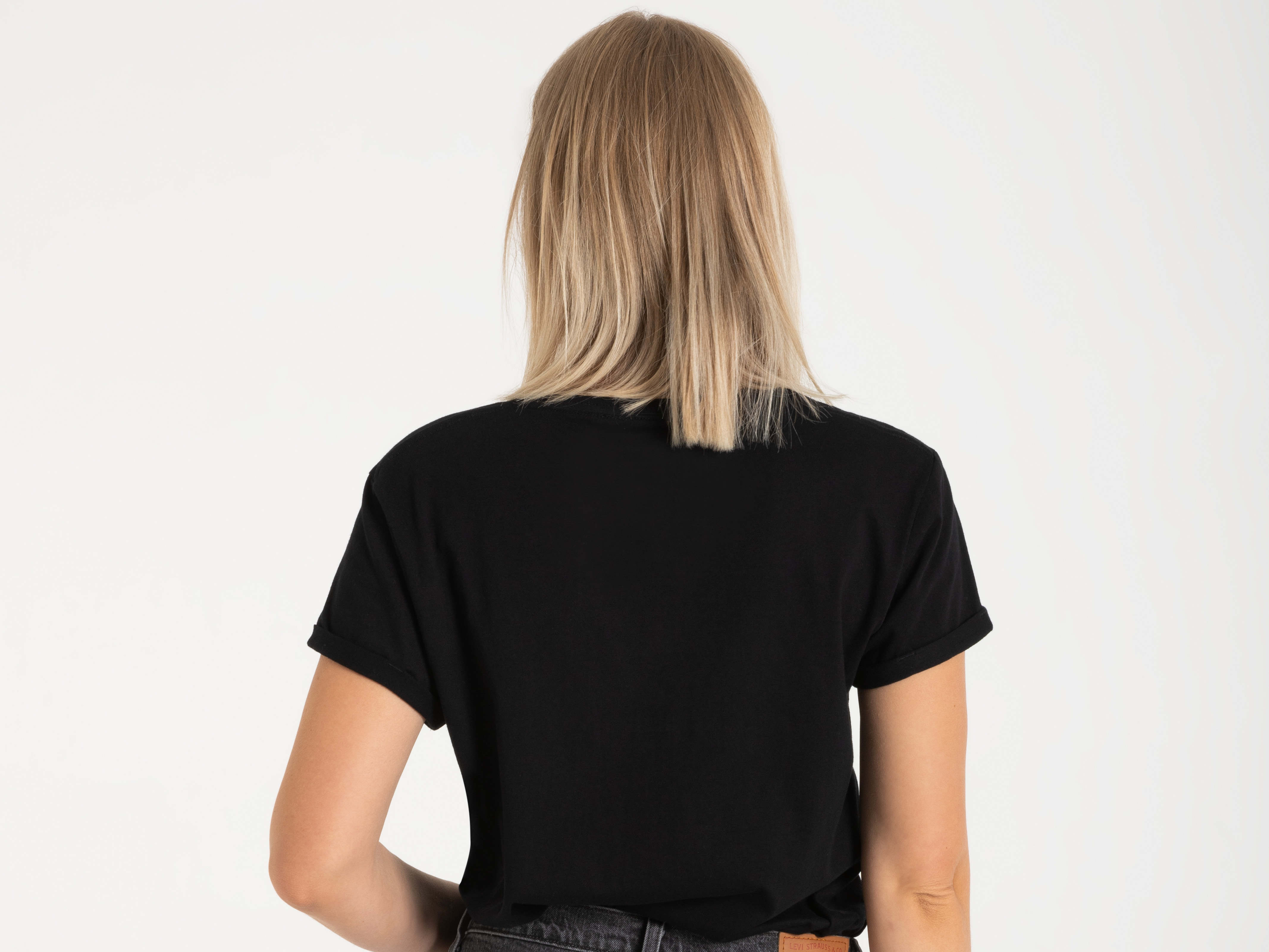Rückansicht eines Damen-Shirts in Schwarz – cleanes Design, hoher Tragekomfort.