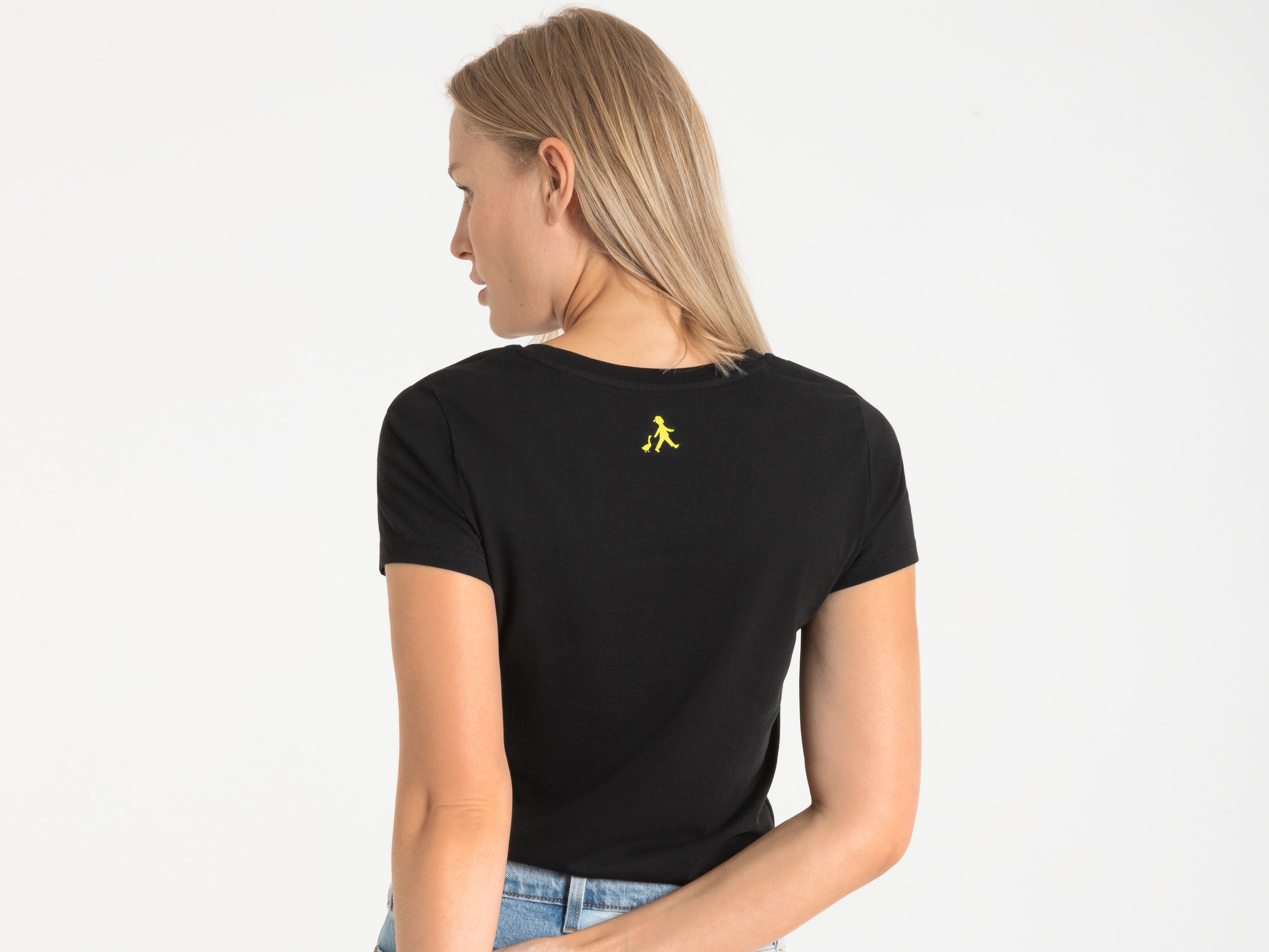 Rückansicht eines schwarzen Damen-T-Shirts mit gelbem ‚Hans im Glück‘-Motiv – markenbewusster Look von hinten.