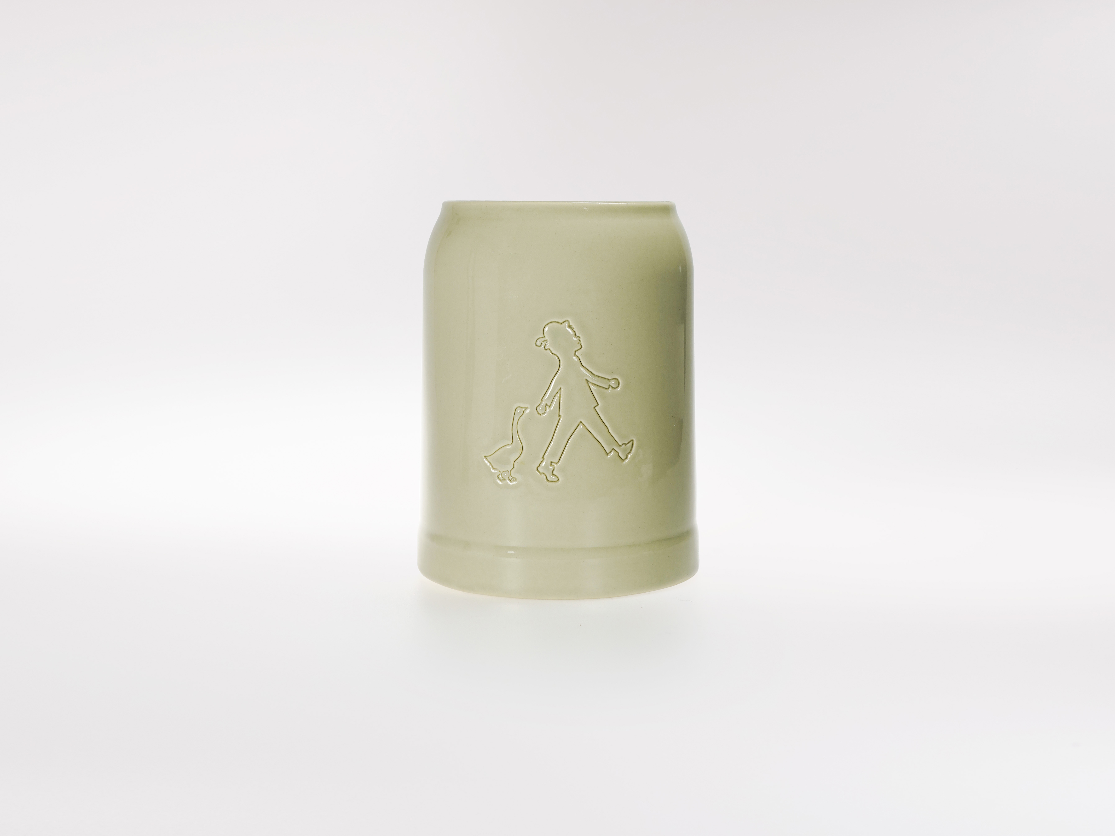 Alternative Krugform: schlanker Becher ohne Henkel, hellgrün glasiert, mattes Finish – modernes Design für Getränke.